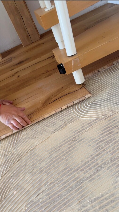 Verlegetechniken im Vergleich: schwimmend oder vollflächig verklebt?